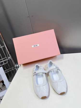 Miumiu缪缪春夏最新走秀款玛丽珍休闲鞋 运动小白鞋 国内外博主刷爆的一款，小红书种草系列，复古又时髦上脚美炸了 简约的运动板鞋设计，极具辨识度的鞋舌，打造佛 - 点击图像关闭