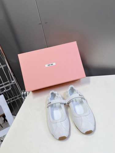 Miumiu缪缪春夏最新走秀款玛丽珍休闲鞋 运动小白鞋 国内外博主刷爆的一款，小红书种草系列，复古又时髦上脚美炸了 简约的运动板鞋设计，极具辨识度的鞋舌，打造佛