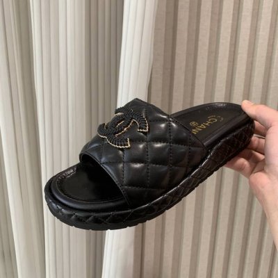 a年度最爱一双平底绝美爆款拖鞋 专柜 正品级 版本！！ 这一季小香新款真的太好看了， 真的一眼爱了 经典的搭配，真的超级有个性！ 复古又时髦，无论搭配裤子卫衣或