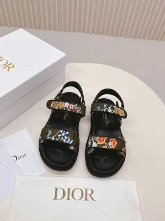 高端电绣款 Dior 最新款凉鞋 这款混种羊皮 Dioract 凉鞋款式时尚。搭配贴合脚型的内底，采用格外轻盈、舒适的皮革制作。鞋面饰带采用魔术贴开合，搭配金色 - 点击图像关闭