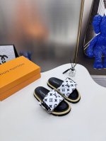 橙子出厂价p louis Vuitton 路易威登 Lv新配色 休闲魔术贴拖鞋 平底凉拖 情侣款 专柜同步更新 鞋面采用独一无二的驴家独特面料 面料轻盈透气 超