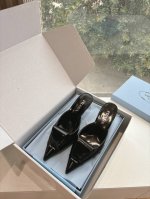 G887所见即所得代购级prada普拉达2025最新春夏新款玛丽珍穆勒拖鞋复古时髦前卫厚底鞋底搭配橡胶鞋面，让整双鞋轻便舒适 鲜艳色彩 满足不同风格时髦人士的多