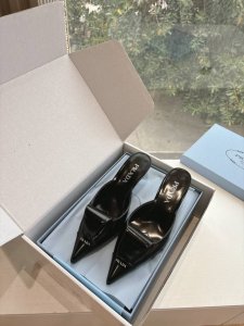 G887所见即所得代购级prada普拉达2025最新春夏新款玛丽珍穆勒拖鞋复古时髦前卫厚底鞋底搭配橡胶鞋面，让整双鞋轻便舒适 鲜艳色彩 满足不同风格时髦人士的多