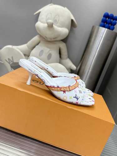 猫跟5.5Cmm 真皮大底 24S春夏新款丹宁牛仔猫跟系列 Lv老花越看越耐看加上牛仔就又多一点俏皮感夏日搭配短裤短裙阔腿长裤都很好看小猫跟也有一定的高度夏日姐