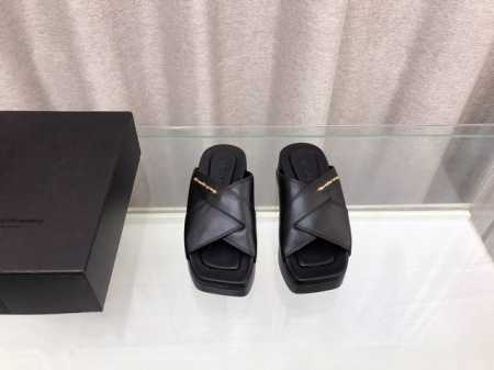 冲量价: Alexander Wang 亚历山大王 春夏新款松糕厚底凉拖 鞋面：牛皮 内里：进口羊皮里 垫脚：进口牛皮 跟高：7Cm 大底：原版开模Logo橡胶 - 点击图像关闭