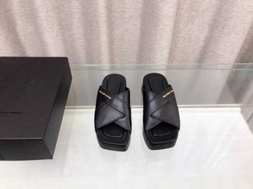 冲量价: Alexander Wang 亚历山大王 春夏新款松糕厚底凉拖 鞋面：牛皮 内里：进口羊皮里 垫脚：进口牛皮 跟高：7Cm 大底：原版开模Logo橡胶