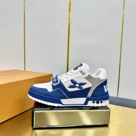 出厂价Pp 驴家 新配色 Trainer运动鞋，本款 Lv Trainer 运动鞋取材柔软粒面小牛皮，呈现纯净色调，后部#54标识追溯品牌诞生于1854年，设计 - 点击图像关闭