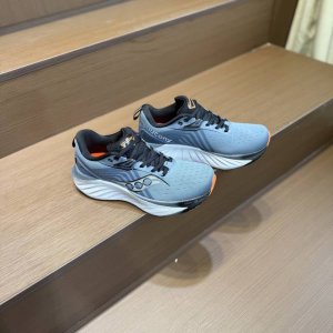 纯原 Saucony Triumph 22索康尼胜利22代旗舰级缓震型跑鞋 性能相比前几代再升级：鞋面采用全新升级的工学网设计 贴合脚部更透气 中底部分使用最新