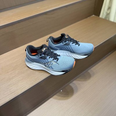 纯原 Saucony Triumph 22索康尼胜利22代旗舰级缓震型跑鞋 性能相比前几代再升级：鞋面采用全新升级的工学网设计 贴合脚部更透气 中底部分使用最新