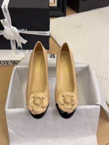 现货发售 *25 专柜 正品级 版本！！ 官方目录： 码数：35、36、37、38、39 34 40 41 需要定做跟客服 沟通 皮面10 均配有意大利正品包装