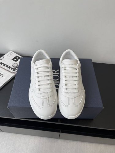 顶级版本迪奥 Dior 25Ss新品 B01德训鞋 情侣款鞋头维度设计宽了点 上脚舒适度完美在线 线头优美 适配裤型完美百搭 饰以各种经典细节 是日常造型的理想