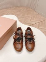 出厂 Miu Miu 25Ss 缪缪春夏新款 方圆头 乐福鞋乐福鞋搭配制服，风行美国校园。学生为抗议校内着制服的规定，便将一枚硬币嵌入鞋身皮革饰带的凹槽，后逐渐