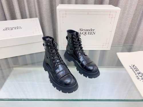 Alexander McQueen. 麦昆最新明星同款凉靴，原版1:1开发，大底原版开膜TPU+EVA组合大底，面料开边珠牛皮，羊皮内里，黑白两色可选 Size