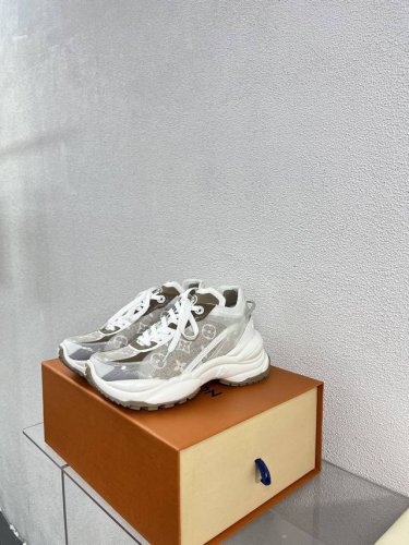 L驴 Run55 增高运动鞋老爹鞋 橄榄色 老花Logo 年度舒适运动鞋舒适度堪比专业运动鞋，兼具时尚和实用，完全不会磨脚 材质介绍: 1鞋面选材采用纯进口的D