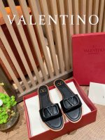橙子出厂价p valentino 华伦天奴 春夏新款 金属V扣一字拖 平底拖鞋 外穿凉拖 新一季的华伦凉单鞋也太好看了 特别有质感的五金衬托出满满的高级感 上脚