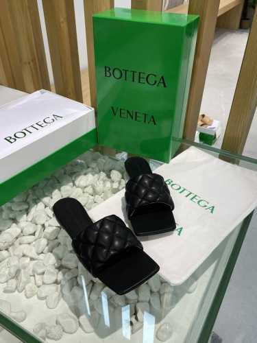 Bv 葆蝶家 新款新色菱格平底拖鞋18色入 Bv经典之作永不落伍 官网实体店一直更新 可见设计灵魂 经典一字拖设计 简约 得体 鬼才设计师惊世骇俗之作 小小菱格