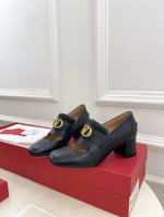 valentino 华伦天奴 2025Ss早春新品 大V扣流苏镂空鞋上新 Valentino Garavani 的经典“Roman Stud”系列以全新的诠释方