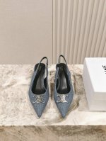 celine 夏季牛仔布凯旋门系列 思琳新款银色尖头高跟鞋 矮跟凯旋门鞋稀有的银色系列 好精致呀银色的凯旋门 搭配小裙子牛仔裤都很不戳 你可以永远相信Hedi的