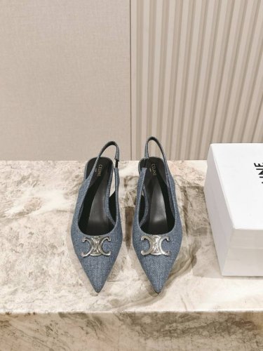 celine 夏季牛仔布凯旋门系列 思琳新款银色尖头高跟鞋 矮跟凯旋门鞋稀有的银色系列 好精致呀银色的凯旋门 搭配小裙子牛仔裤都很不戳 你可以永远相信Hedi的