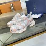 出厂价P 实价 迪奥-Dior Chrono 运动鞋是二零二四秋季成衣系列新品，以 Dior 的高订风格重新演绎跑步鞋。采用米色网眼织物搭配金色调和银色调层压皮