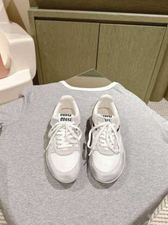 情侣款 男10 MIUMIU 缪缪新款德迅鞋~ 颜值担当火爆款做旧脏脏鞋 不得不入的一款～做旧时尚，简约高级 随意搭配上脚非常舒适，年度必入款！ 专柜最新走秀款 - 点击图像关闭