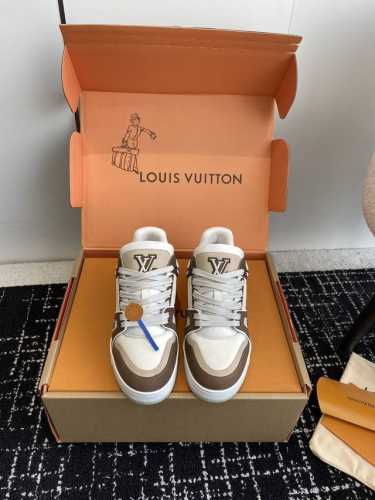 代购级590 Louis Vuitton 驴家的爆款！Trainer板鞋，每个人都必须入的款，绝不后悔！ 超级百搭高级！什么衣服都好搭。最主要是超耐看的。 顶级