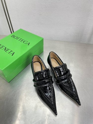 Bv 系列 猫跟尖头 深口单鞋 黑色鳄鱼纹系列 立体龙骨设计 鞋子质感满满 成本也很高 天花板啦 猫跟设计 深口系列 5彩色百搭 精致猫跟 包裹面料 同色跟皮