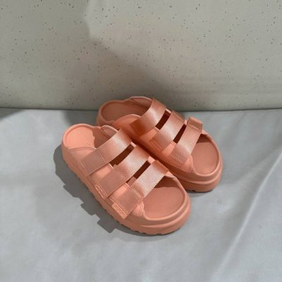 Ugg2025新款炫金魔术贴拖鞋亲子款 Ugg炫金魔术贴夏季亲子拖清凉又时髦，全家一起飒 夏季限定款 透气不闷脚 经典炫金魔术贴，阳光下闪闪惹人爱 情侣同款，遛