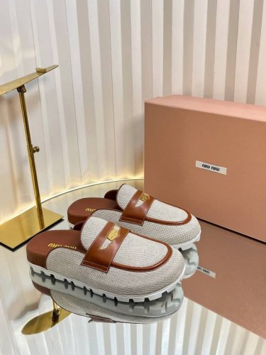 Miumiu缪缪春草编拖鞋 Miu Ss25 New Arrival 春夏 编织拖鞋新品 纯收工编织 小羊皮内里 慢慢慵懒 度假Feel 鞋底有一定厚度 很舒适
