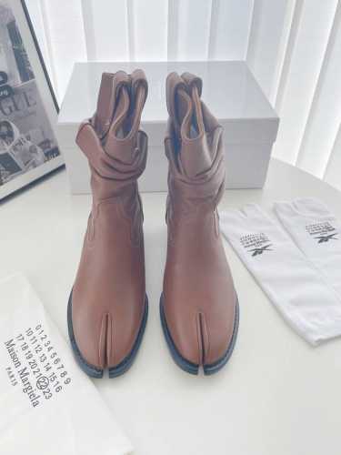 MaisonMargiela｜MM6 马吉拉复古分趾靴褶皱西部牛仔靴 刻着“时髦”两字的猪蹄分趾鞋 分趾开衩位置真的是考究工艺的细节点 花费了超多时间去保证鞋子