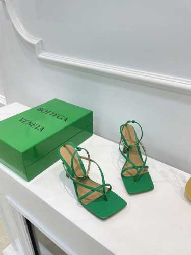 Bv 葆蝶家 12色齐季条带凉鞋 草绿色 Bottega Veneta 季 条带夹趾凉鞋 继续延续 夸张的各种配色 必将影响穿搭界 各个明星 博主争相试穿 上脚