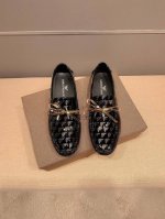 实价 ，品牌阿玛尼，阿玛尼四季时尚范儿..鞋面头层牛皮，内里进口羊皮里，舒适透气..阿玛尼传承意大利纯手工工艺，优质的选材及精湛的工艺让人惊叹..优质澳洲进口原