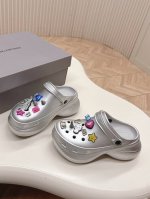 男装10 巴黎世家Balenciaga 春夏最新情侣款洞洞鞋 25春季新款黑马单品,海内外时尚博主纷纷上脚大秀 火遍海内外社交平台 时尚达人必入款 各种巴家元素