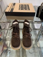 UGG 一款时尚与保暖并存的的马丁靴她来了，采用进口高丝光牛反绒面料，不失优雅的经典舒适的棉麻布料，暖暖的全羊毛里，大底采用的是没有重负感的发泡大底，点缀上双色