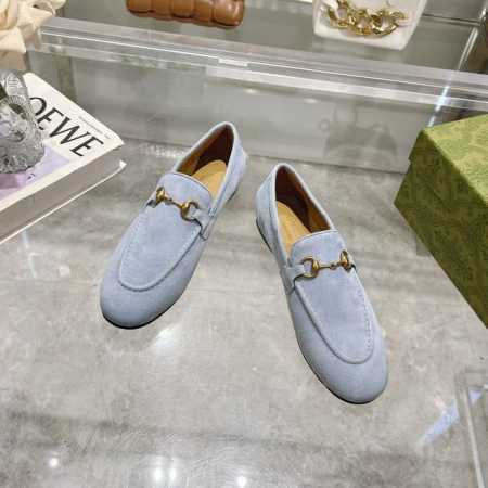 1919-10 浅蓝 35-41 皮革乐福鞋，鞋头修长。品牌经典马衔扣细节则为其增添精致细节，同时致敬品牌的马术本源。 布莱克构造 浅蓝色皮革 马衔扣细节 平底 - 点击图像关闭