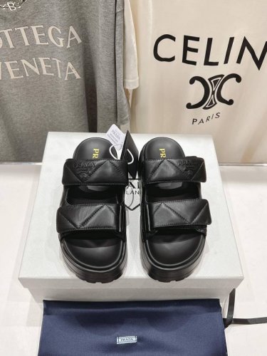 高版本出厂 Prada 普拉达25ss夏季新款情侣款沙滩厚底勃肯拖鞋这个鞋型真的属于经典不会过时的设计而且符合当下大家这种追求舒适，健康的穿着理念，被很多国内外