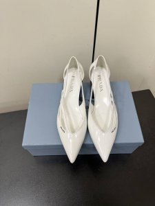 Prada 25ss 早春新款绝美尖头跟鞋 时尚界久违的极简之美经典时尚配色 毫不费力的优雅风来袭 时髦 精致 绝美 包头尖头 开边珠外穿时尚气质简约新款日常拖