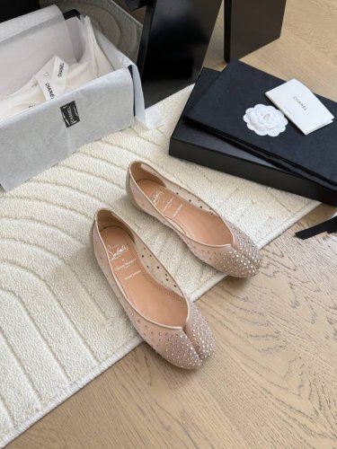 联名 Maison Margiela X Cl水钻款平底鞋 这款鞋采用网布材质 饰以Cl标志性的手工镶嵌水晶精致的水钻点缀 呼应马吉拉24Ss高定系列的设计元素