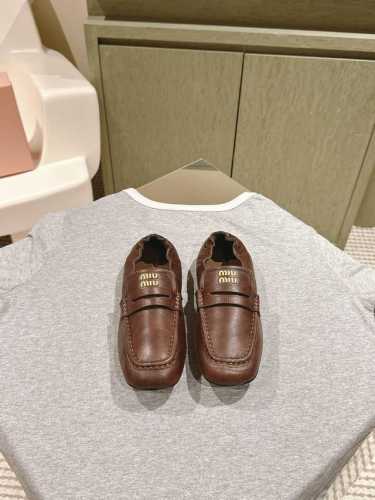 MIUMIU 缪缪中古系列中性十足！一脚蹬乐福松紧后跟百搭款 怎么穿都好看今夏时髦精最爱中跟平底可选！ ★★★★★ 特定牛皮材质 牛皮内里，原版真皮大底！内里牛