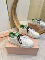 330 Miumiu 缪缪新款美式复古风~ 颜值担当火爆款双鞋带小白鞋 不得不入的一款～做旧时尚，简约高级 随意搭配上脚非常舒适，年度必入款！ 早春最新走秀款运