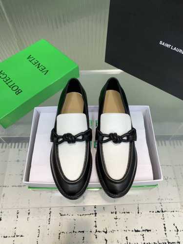 Bottega Venetabv Astaire系列结绳配饰乐福单鞋 上脚轻松又时髦 穿上它 百搭又时髦 轻松穿出高级感 每一步都走出你的时尚新节奏 鞋面材质选