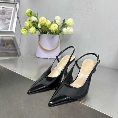 Dior尖头纯色高跟鞋 后空款 以简洁净色来增强百搭，把女人味展现得漓尽致，那种时髦的程度，几乎是势不可挡的~ 品牌致力于追求自信的女性形象，不受风格所束缚是 - 点击图像关闭