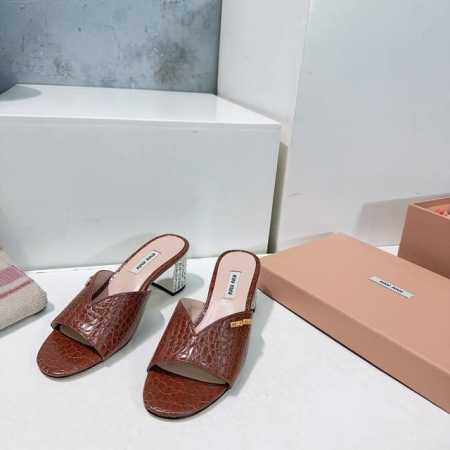 高品质出厂 ！顶级品质Miu Miu 缪缪 25ss春夏复古鳄鱼纹 粗跟钻跟穆勒拖鞋！上脚果然更惊艳~复古个性设计非常百搭，而且高度也太适合了，穿着不累脚 绝对 - 点击图像关闭