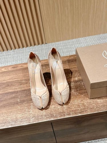 克里斯提 鲁布托联名马吉拉分趾高跟单鞋 Maison Margiela 与 Christian Louboutin 推出首个联名鞋履系列 全新合作以两种互相交融