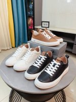 出厂价p 普拉达 prada 奢华时尚的高端产品完美的楦型加上顶级的手工制作，使得本款鞋子立马形成了一股浓郁的贵族气息。进口头层牛皮搭配布洛克雕花工艺真皮内里法