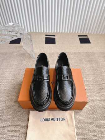Lv 路易威登扣带乐福鞋 这宝子们看过来！今天为大家带来一款惊艳的Iv 情侣款全真皮厚底皮鞋！ 这款皮鞋采用顶级真皮材质，触感柔软细腻，每一步都如同漫步云端。厚 - 点击图像关闭