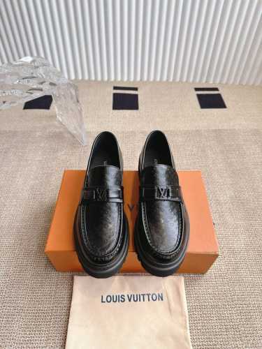 Lv 路易威登扣带乐福鞋 这宝子们看过来！今天为大家带来一款惊艳的Iv 情侣款全真皮厚底皮鞋！ 这款皮鞋采用顶级真皮材质，触感柔软细腻，每一步都如同漫步云端。厚
