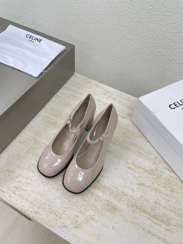 激光logo 玛丽珍单鞋 CELINE 夏日专属 凯旋门系列厚底凉鞋 赛琳 家族元素设计 激光 冲孔 logo 杏色小牛漆皮 钢印压模而成立体感十足 对标对版