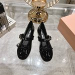 出厂 Miu Miu 法式仙女芭蕾舞单鞋！！！ 鞋面面料更新全部为柔软的羊皮 ，非常柔软不需要磨合期的鞋！玛丽珍芭蕾平底鞋焕新演绎MiuMiu系列标志性的风格。