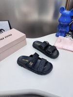 出厂 缪 缪 新款沙滩双排扣拖鞋 系列上新Miumiu 巴黎时装周最新走秀款 舒适度与时髦度并存的开挂全新系列 尖头与圆头设计搭配不同风格需求 鞋面 原版定制特